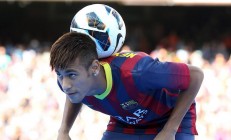 米兰体育-拉塞尔点燃赛场，迈凯伦完美战术完胜红牛二队