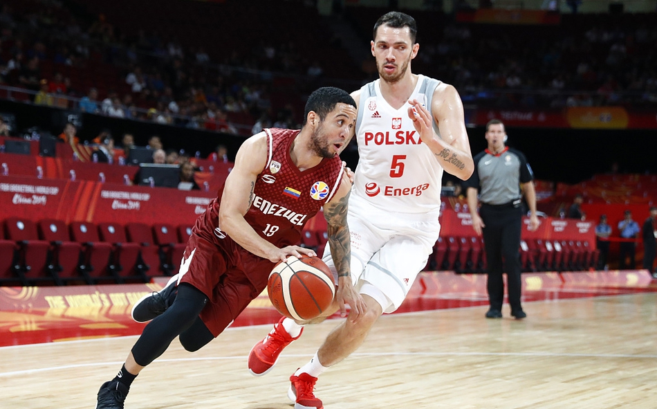 包含波兰男篮轻取日本男篮，福克斯送出助攻的词条