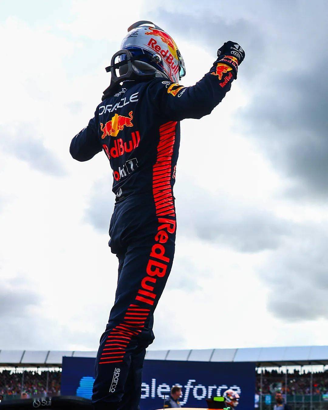 梅赛德斯横扫红牛车队，汉密尔顿状态火热的简单介绍