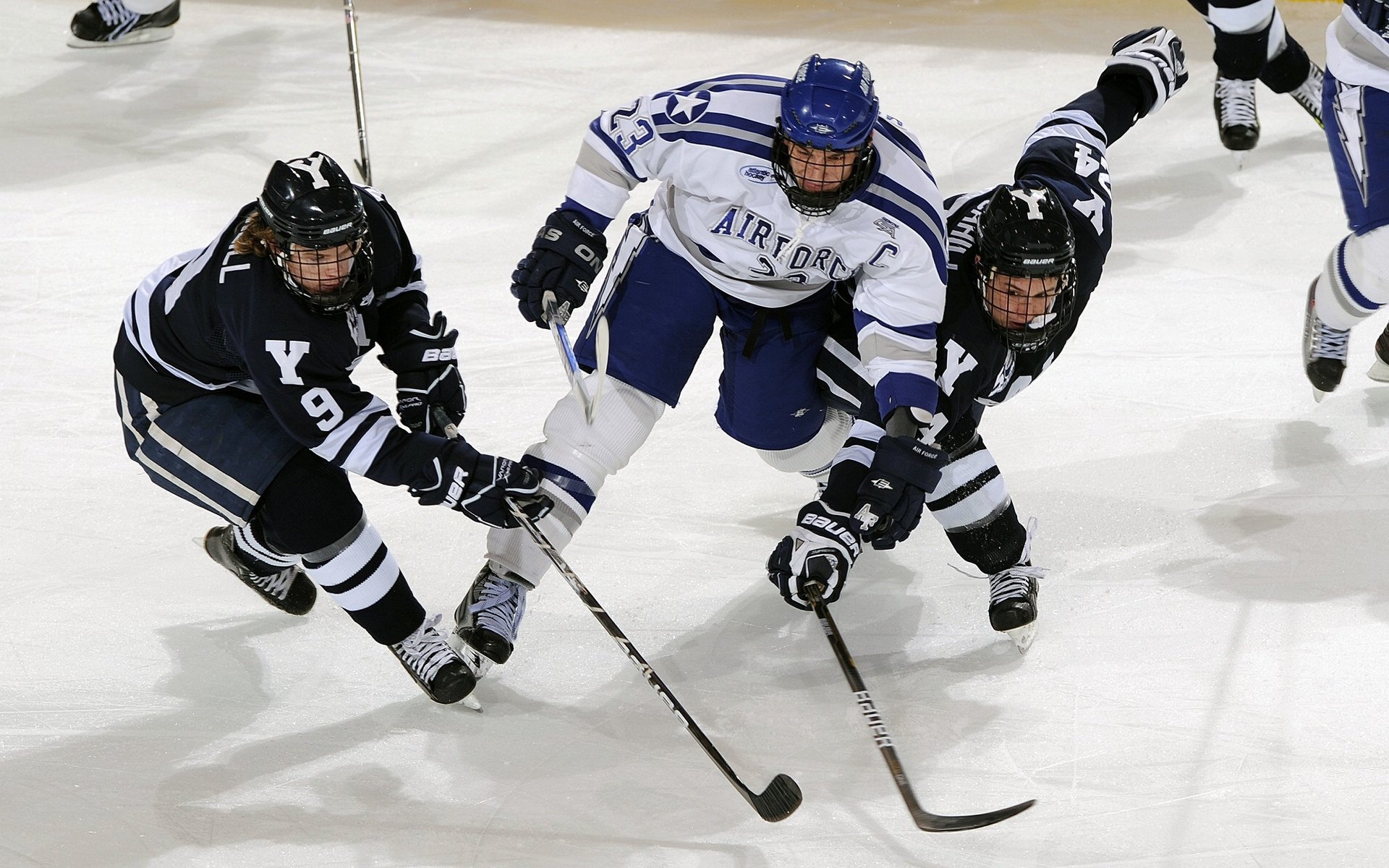 赛道烽烟，红牛鏖战法拉利，周冠宇闪耀银石